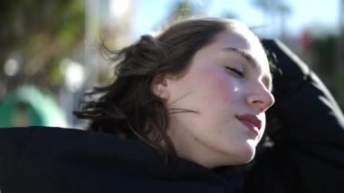 Sokakta kendine güvenen genç sarışın kadın gülümsüyor