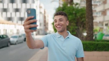 Afro-Amerikalı bir adam parkta video araması yaptığından emin gülümsüyor.