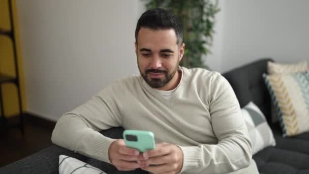 Mladý Hispánec Pomocí Smartphone Dělá Gesto Doma — Stock video