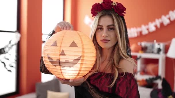 Young Blonde Woman Wearing Katrina Costume Holding Pumpkin Lamp Home — Vídeo de Stock