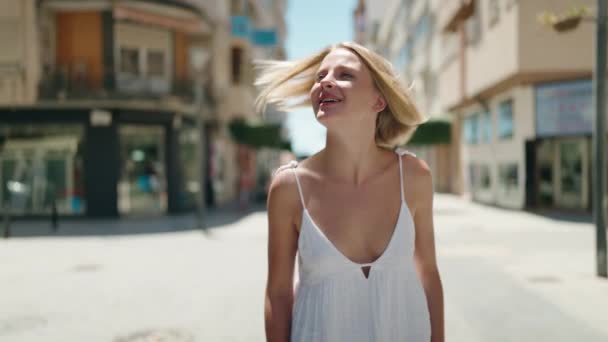 Young Blonde Woman Looking Side Walking Street — Stock Video