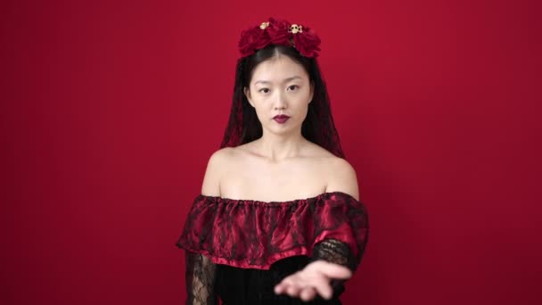 Junge Chinesin Katrina Kostüm Mit Entspanntem Gesichtsausdruck Vor Isoliertem Roten — Stockvideo