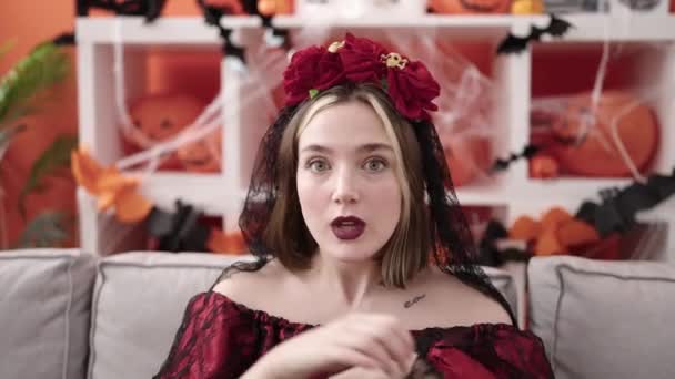 Młoda Blondynka Ubrana Kostium Katriny Robi Straszny Gest Domu — Wideo stockowe
