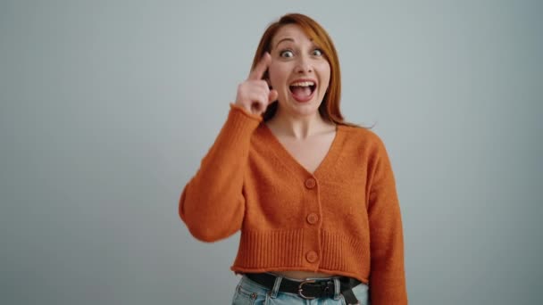 Jonge Roodharige Vrouw Glimlachen Zelfverzekerd Doen Idee Gebaar Met Vinger — Stockvideo