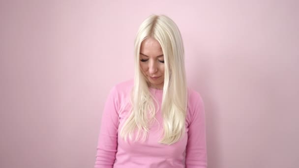 Young Blonde Woman Smiling Confident Standing Isolated Pink Background — 비디오