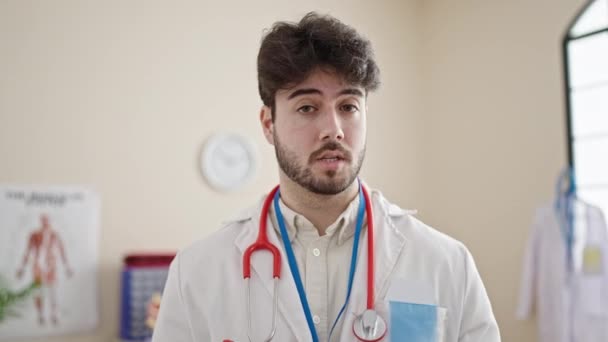 Młody Latynoski Lekarz Odmawia Mówienia Palcem Klinice — Wideo stockowe