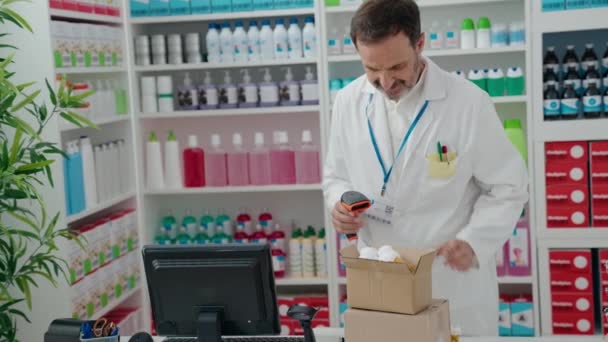 Чоловік Середнього Віку Фармацевт Сканує Таблетки Пляшки Аптеці — стокове відео