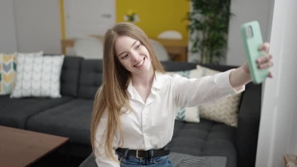 Ung Blond Kvinna Gör Selfie Med Smartphone Sitter Soffan Hemma — Stockvideo