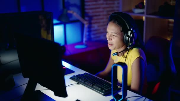 Юна Афро Американська Жінка Стрімер Посміхається Впевнено Мати Відеодзвінок Ігровій — стокове відео