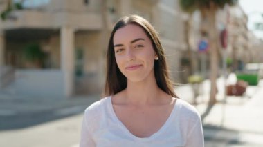 Sokakta kendine güvenen İspanyol bir turist.