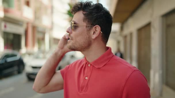 Junger Hispanischer Mann Lächelt Selbstbewusst Und Spricht Auf Der Straße — Stockvideo