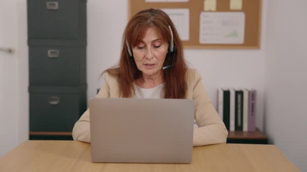 Жінка Середнього Віку Агент Колл Центру Працює Офісі — стокове відео