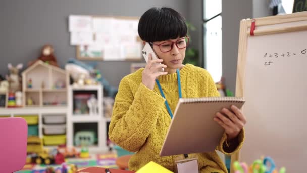 Wanita Muda Cina Guru Prasekolah Berbicara Smartphone Membaca Notebook Taman — Stok Video