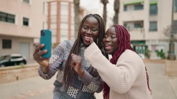 Dwie Afrykańskie Kobiety Uśmiechające Się Pewnie Mając Wideo Rozmowę Parku — Wideo stockowe