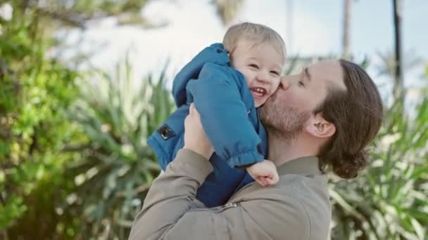 Baba Oğul Gülümsüyor Güvenle Sarılıyorlar Parkta Öpüşüyorlar — Stok video