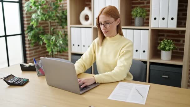 Jovem Loira Mulher Empresária Usando Laptop Trabalhando Escritório — Vídeo de Stock