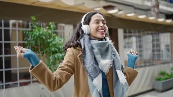 Joven Mujer Hispana Hermosa Escuchando Música Bailando Terraza Cafetería — Vídeos de Stock