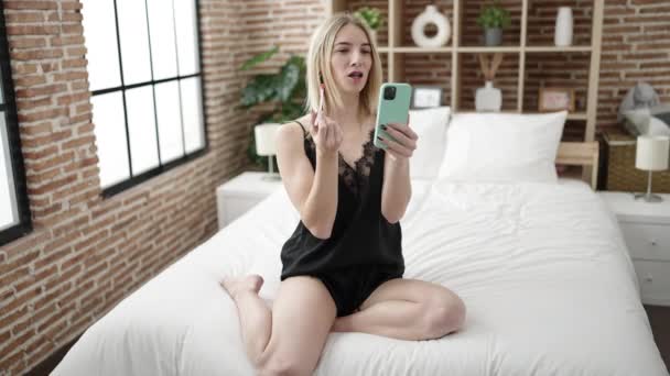 Genç Sarışın Kadın Yatakta Ruj Sürüyor Yatak Odasındaki Telefona Seksi — Stok video