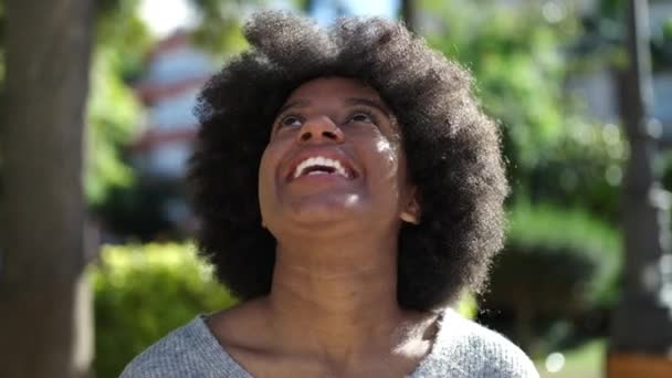 Afroamerykanka Uśmiechająca Się Otwartymi Ramionami Parku — Wideo stockowe