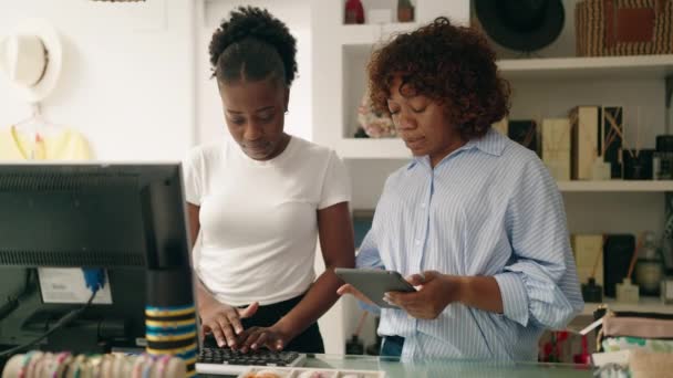 Mulheres Africanas Americanas Compram Assistentes Usando Touchpad Computador Loja Roupas — Vídeo de Stock