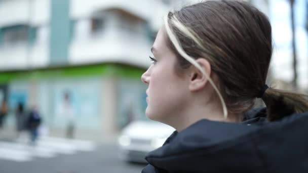 Молодая Блондинка Смотрит Сторону Серьезным Выражением Лица Улице — стоковое видео
