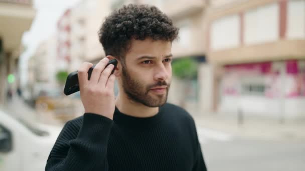 Ung Arabisk Man Ler Säker Lyssna Ljud Meddelande Från Smartphone — Stockvideo