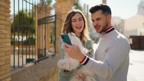 Sokakta Akıllı Telefondan Köpek Tutan Genç Bir Çift Selfie Çekiyor — Stok video