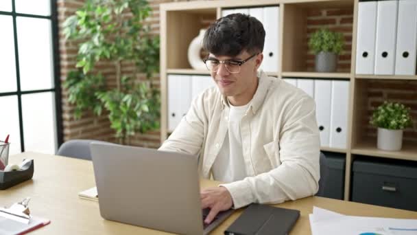 Genç Spanyol Adamı Laptopunu Kullanarak Ofiste Kazanan Ifadeyle Çalışıyor — Stok video