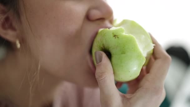 Ung Vacker Latinamerikansk Kvinna Äter Grönt Äpple Biblioteket Universitet — Stockvideo