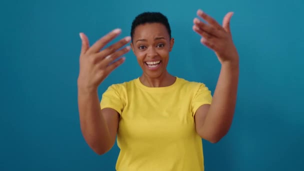 Afrikaanse Amerikaanse Vrouw Glimlachen Zelfverzekerd Doen Komende Gebaar Met Hand — Stockvideo