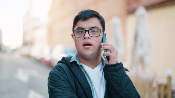 Homem Síndrome Ter Conversa Pelo Smartphone Rua — Vídeo de Stock