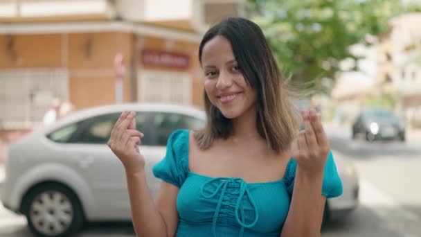 Νεαρή Ισπανίδα Χαμογελαστή Αυτοπεποίθηση Ξοδεύει Χρήματα Στο Δρόμο — Αρχείο Βίντεο