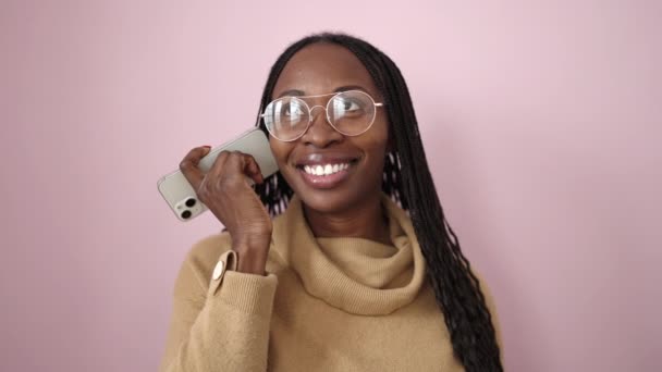 Mujer Africana Escuchando Mensaje Voz Teléfono Sobre Fondo Rosa Aislado — Vídeo de stock