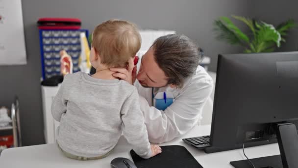 Apa Fia Orvos Vizsgálata Fül Klinikán — Stock videók
