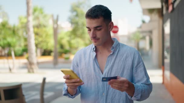 Joven Hispano Usando Smartphone Tarjeta Crédito Calle — Vídeo de stock