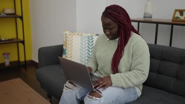Afrikansk Kvinna Med Flätat Hår Använder Laptop Med Orolig Uttryck — Stockvideo