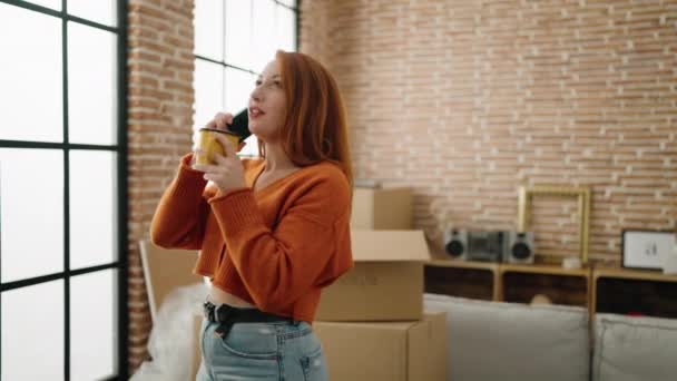 Молодая Рыжая Женщина Разговаривает Смартфону Пьет Кофе Новом Доме — стоковое видео
