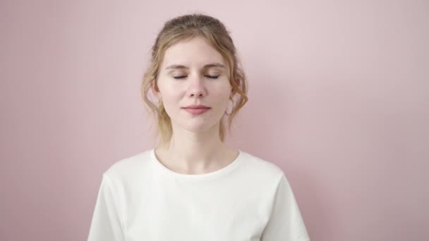 Mujer Rubia Joven Pie Con Expresión Sorpresa Sobre Fondo Rosa — Vídeo de stock