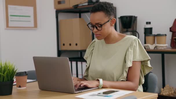 Африканская Американка Бизнес Работница Помощью Ноутбука Разговаривает Смартфоне Офисе — стоковое видео