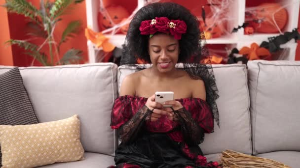 Afro Amerikaanse Vrouw Draagt Katrina Kostuum Met Behulp Van Smartphone — Stockvideo