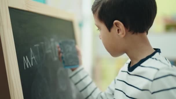 Liebenswerter Hispanischer Junge Vorschulalter Löscht Tafel Klassenzimmer — Stockvideo
