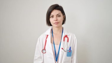 Kafkasyalı genç bir kadın doktor, el ele tutuşup izole edilmiş beyaz arka plan üzerine yemin ediyor.