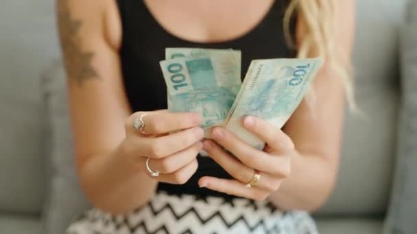 Genç Bir Kadın Brezilya 100 Banknot Sayıyor — Stok video