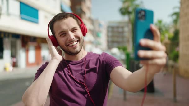 Jongeman Glimlachend Zelfverzekerd Met Videogesprek Straat — Stockvideo