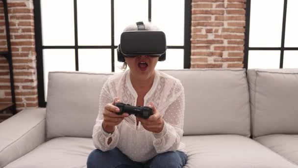 Mulher Cabelos Grisalhos Meia Idade Jogando Videogame Usando Óculos Joystick — Vídeo de Stock