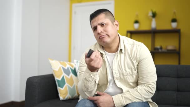 Mladý Hispánec Dívá Televizi Sedící Doma Pohovce — Stock video