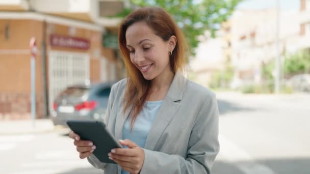Jonge Vrouw Executive Glimlachen Zelfverzekerd Met Behulp Van Touchpad Straat — Stockvideo