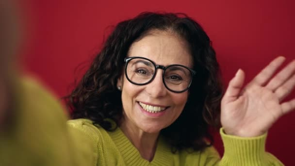 Hispanische Frau Mittleren Alters Lächelt Selbstbewusst Bei Videoanruf Vor Isoliertem — Stockvideo