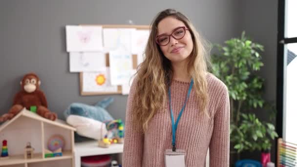Młoda Piękna Hiszpanka Nauczyciel Przedszkola Uśmiechnięta Pewna Siebie Stojąca Rękoma — Wideo stockowe