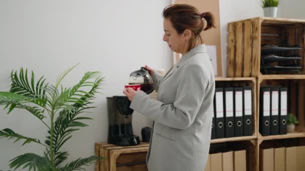 Mujer Mediana Edad Trabajadora Negocios Tomando Café Oficina — Vídeos de Stock